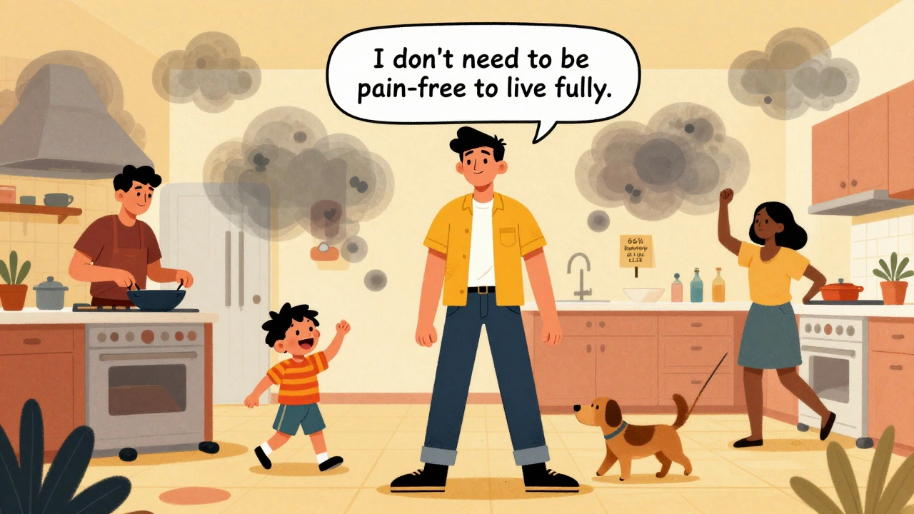 Eine Person lebt ein erfülltes Leben mit Schmerzen, die wie Wolken vorbeiziehen, ohne sie zu blockieren.